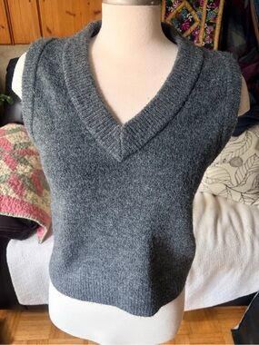 H&M WOOL BLEND KNITTED V-NECK SWEATER VEST DARK GREY Size Smll